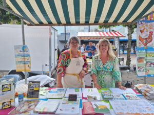 Nicolette en Marlieke op de Streekmarkt