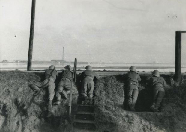 Stoottroepen laangs de dijk in Beneden-Leeuwen